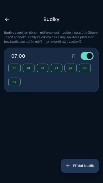 Seznam budíků s budíkem 07:00, dny v týdnu a tlačítkem Přidat budík.
